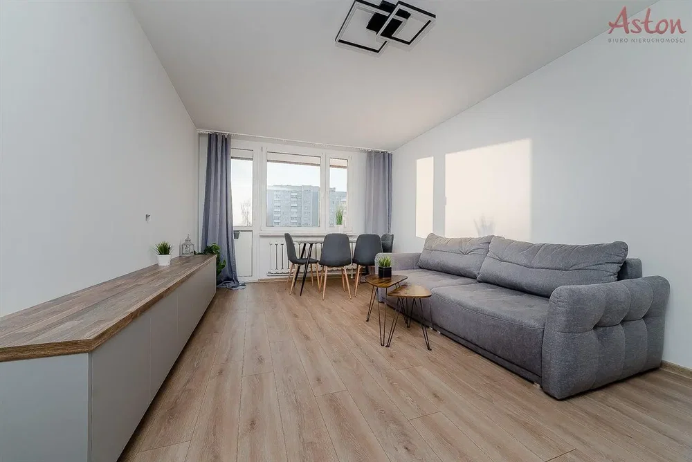 Wohnzimmer; holzboden, tageslicht, moderner stil