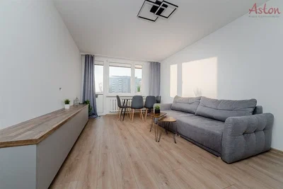 Wohnzimmer; holzboden, tageslicht, moderner stil