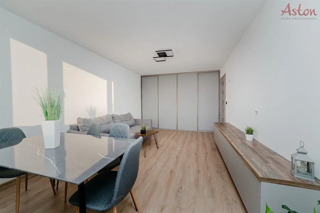 Wohnzimmer; tageslicht, holzboden, moderner stil
