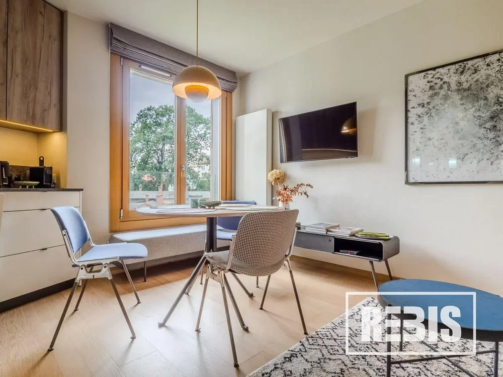 Küche; blick, küchengeräte, tageslicht, moderner stil, fliesenboden