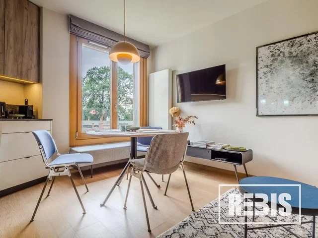 Küche; blick, küchengeräte, tageslicht, moderner stil, fliesenboden