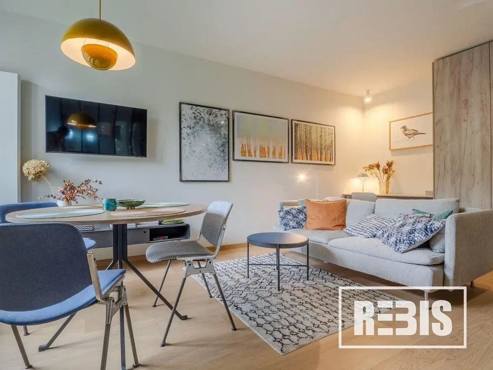 Wohnzimmer; holzboden, moderner stil, tageslicht