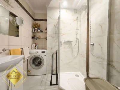 Badezimmer; fliesenboden, tageslicht