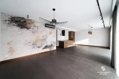 Salon; style moderne, hauteur sous plafond, lumière naturelle, parquet