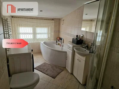 Banyo; fayans zemin, doğal ışık