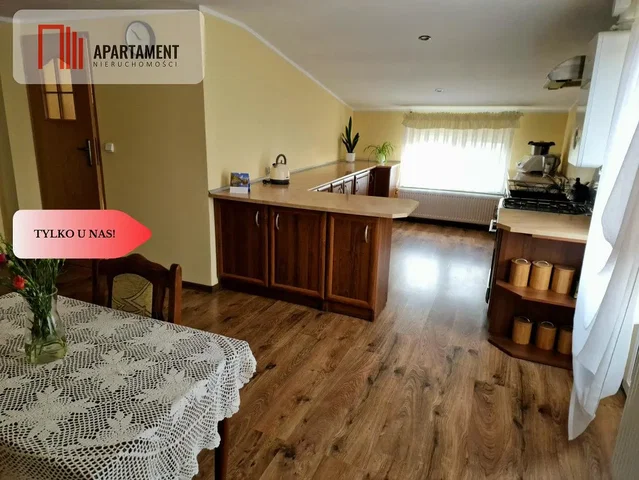 Cocina; electrodomésticos, suelo de madera, luz natural