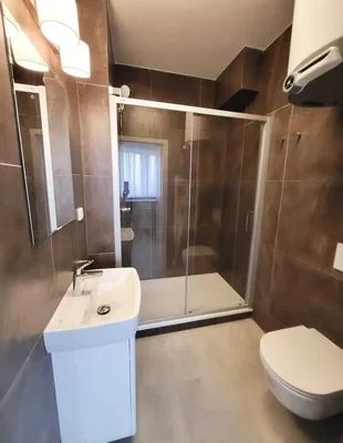 Bathroom; tile floor, natural light