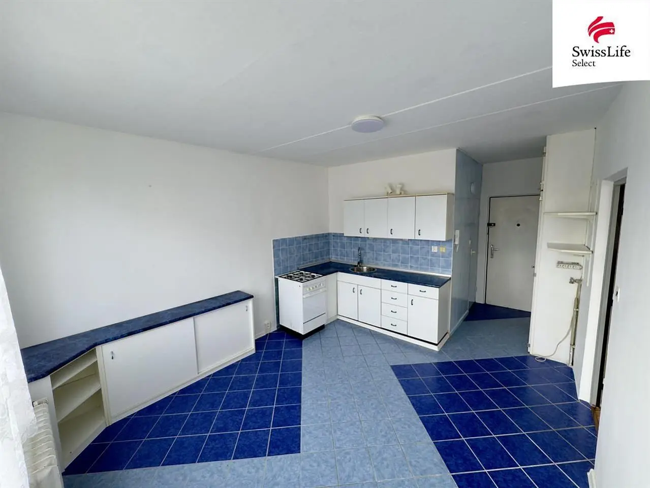 Cucina; pavimento in piastrelle, elettrodomestici