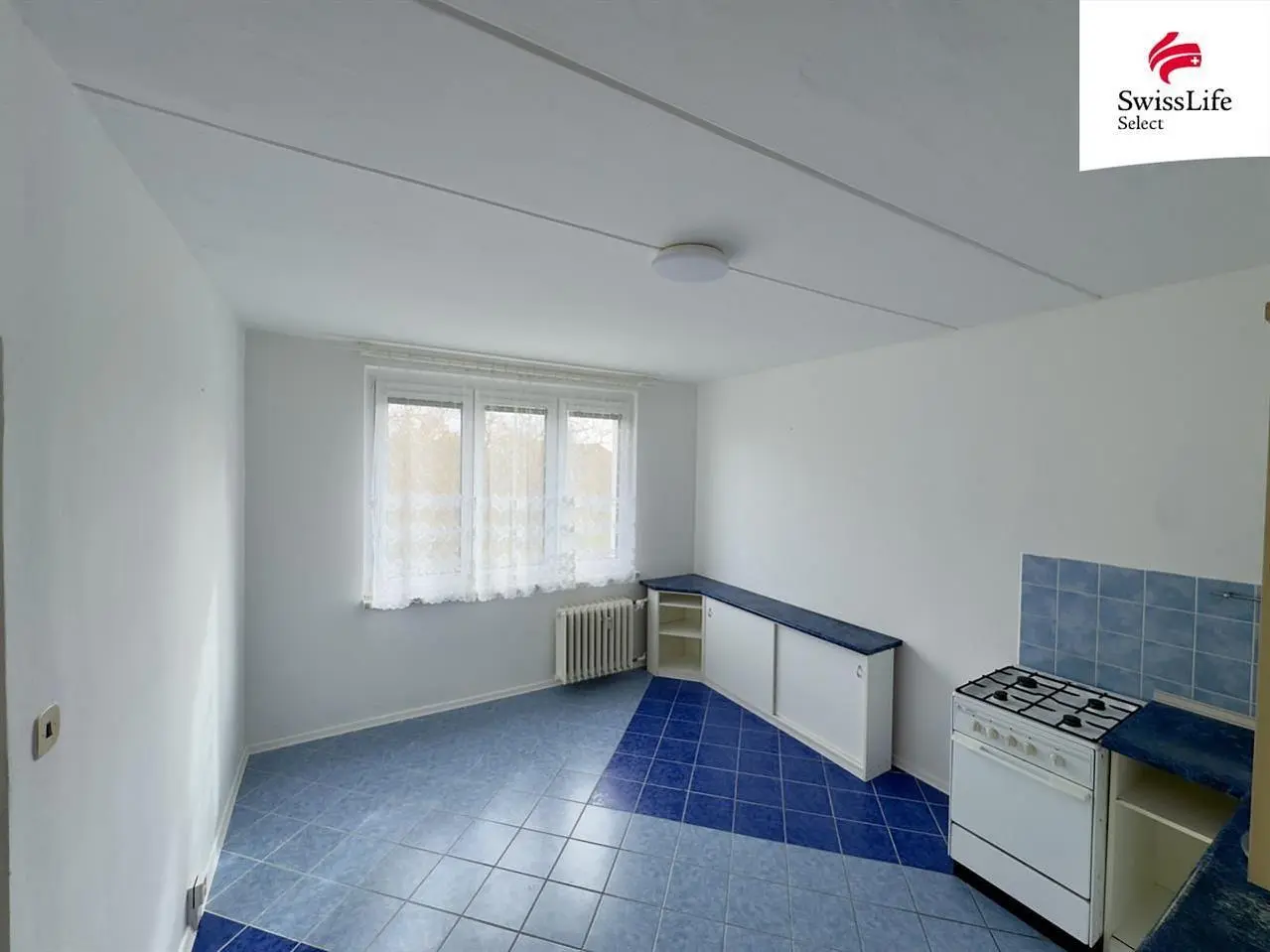 Cucina; pavimento in piastrelle, elettrodomestici