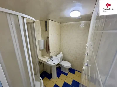 Toilette; pavimento in piastrelle, necessita ristrutturazione
