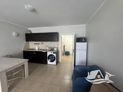Cuisine; carrelage, électroménager, lumière naturelle
