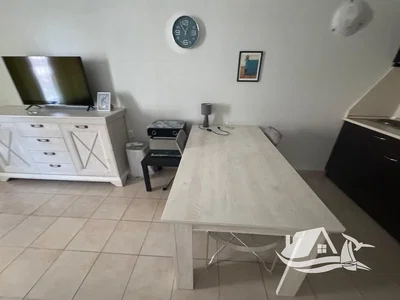 Salle à manger; carrelage, lumière naturelle