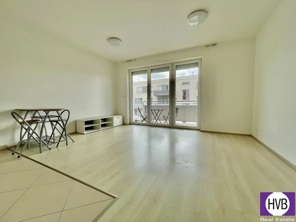 Salon; carrelage, parquet, lumière naturelle