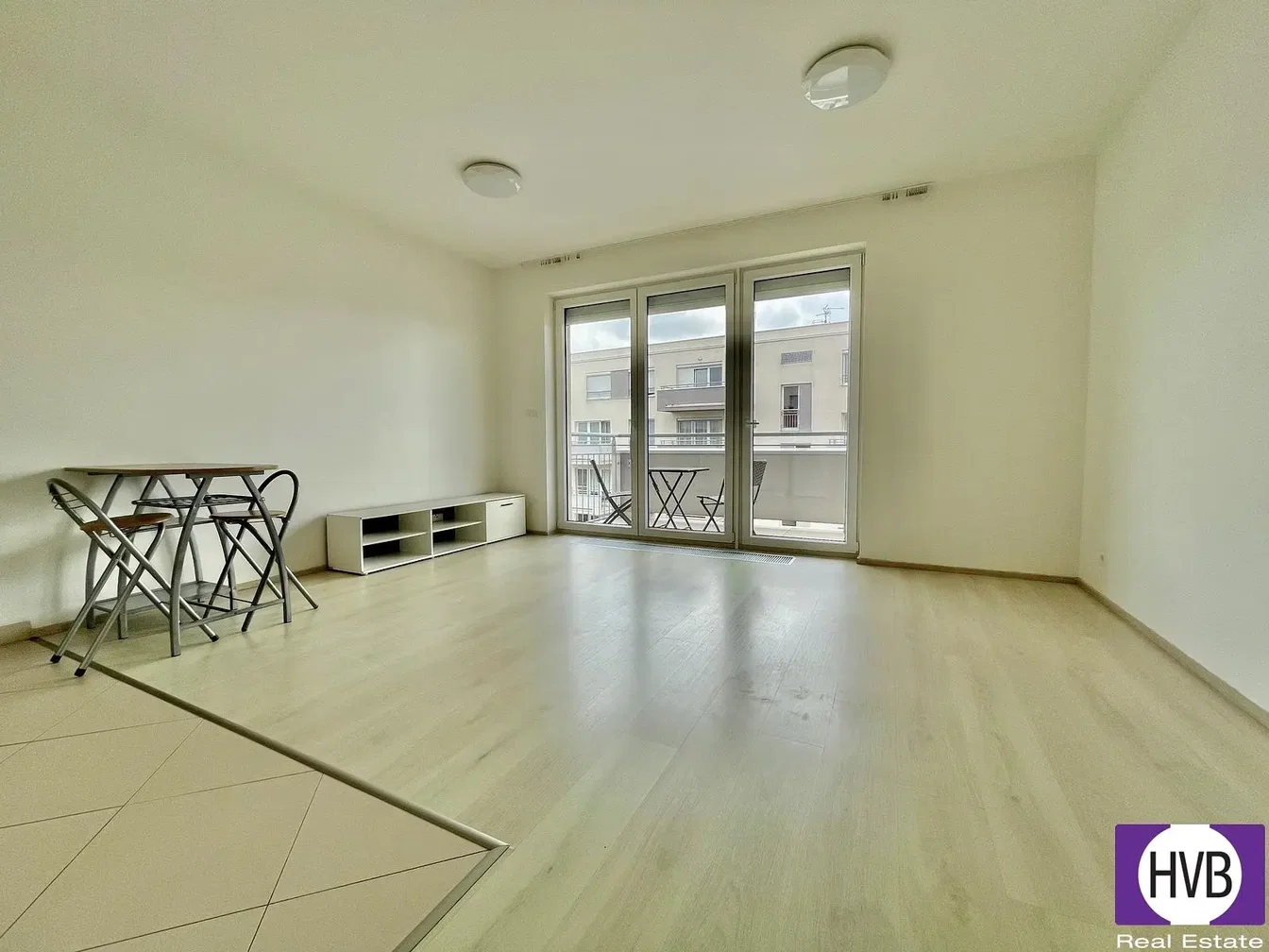 Salon; carrelage, parquet, lumière naturelle