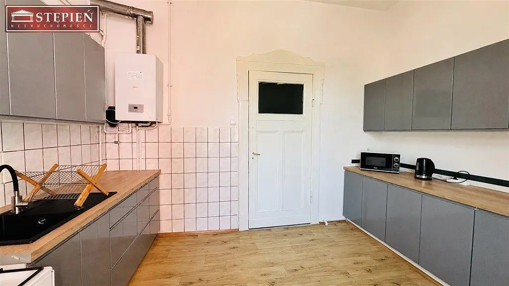 Cuisine; électroménager, parquet, lumière naturelle