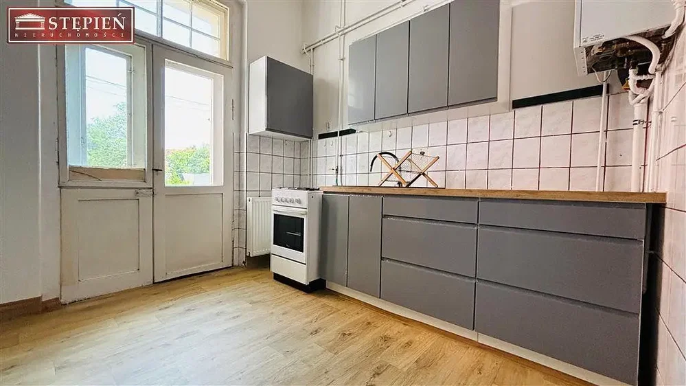 Cuisine; électroménager, parquet, lumière naturelle