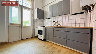Cuisine; électroménager, parquet, lumière naturelle