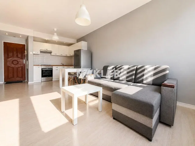 Salón; luz natural, suelo de baldosas
