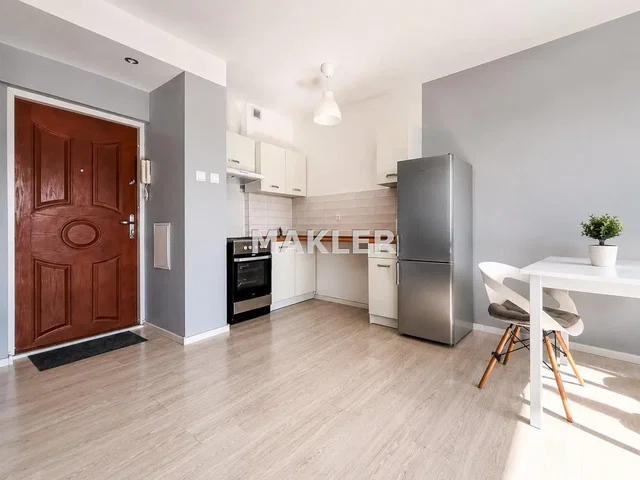 Cocina; electrodomésticos, suelo de baldosas, suelo de madera, luz natural