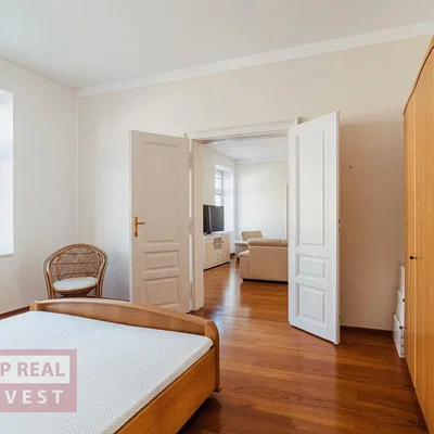 Dormitorio; suelo de madera, luz natural