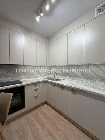 Кухиња; кухињски апарати, дрвени под, реновиран, природно светло
