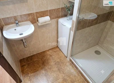 Toilette; fliesenboden, renoviert