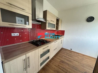 Кухиња; кухињски апарати, дрвени под, природно светло