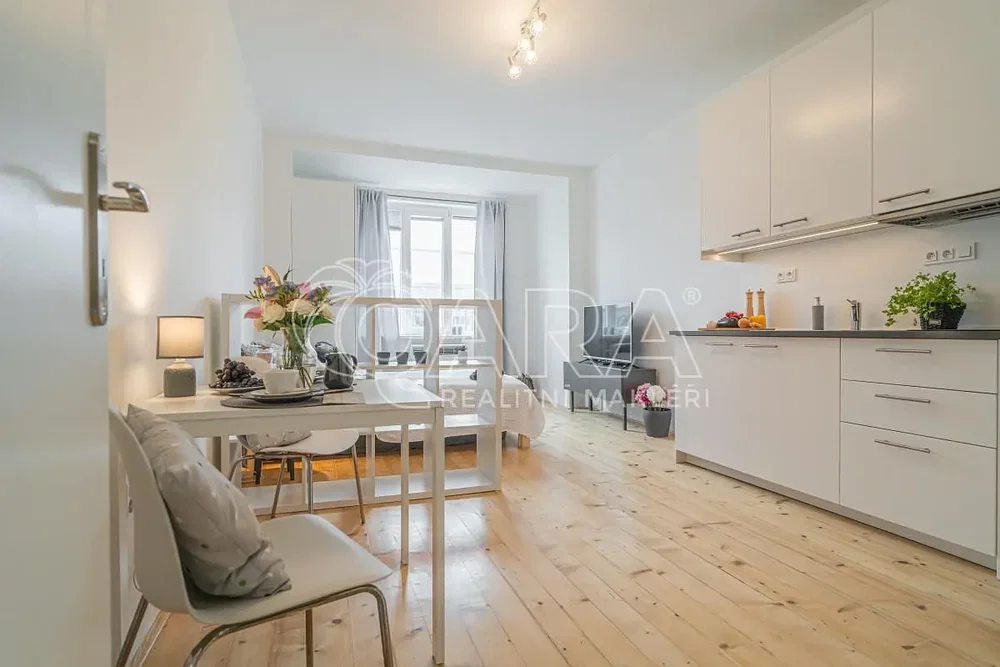 Küche; küchengeräte, holzboden, tageslicht, moderner stil