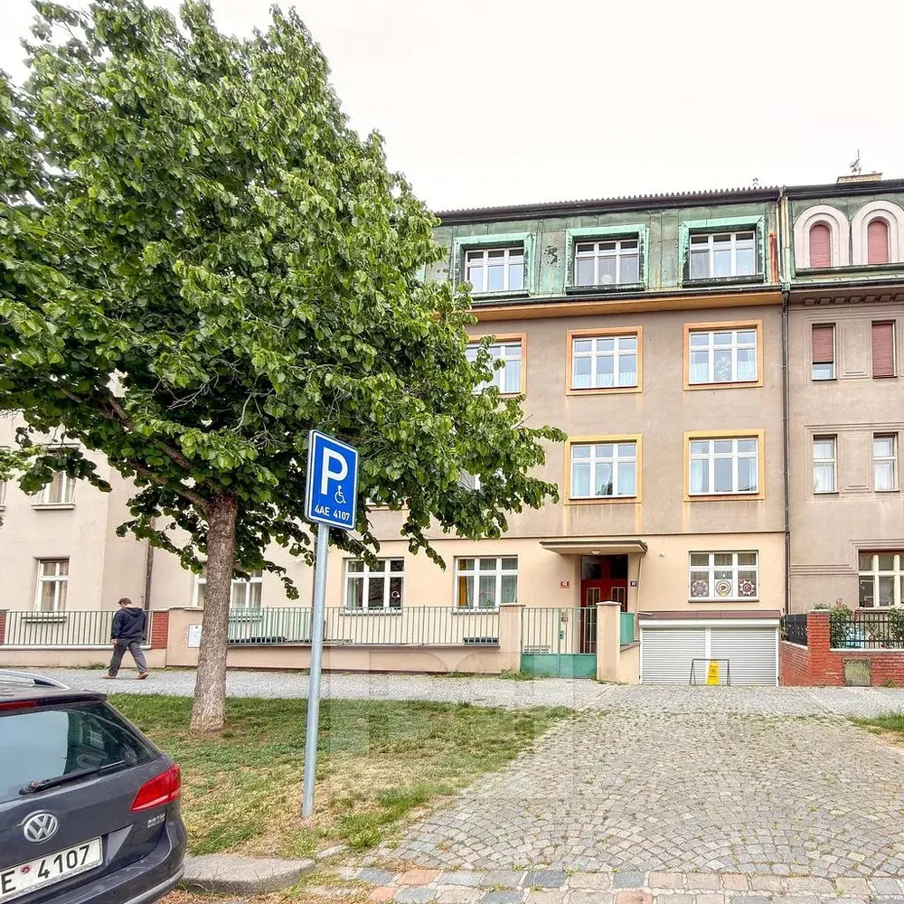 House and surroundings; view, natural light