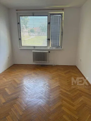 Ostatní; dřevěná podlaha, přirozené světlo