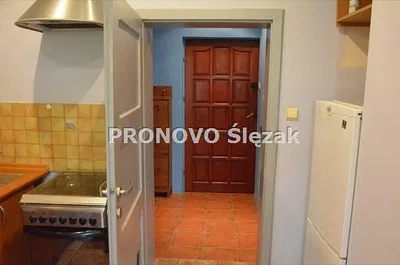 Cozinha; chão de azulejo, precisa de renovação