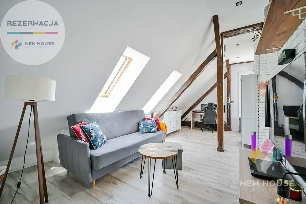 Dnevni boravak; drveni pod, prirodna svjetlost, moderan stil