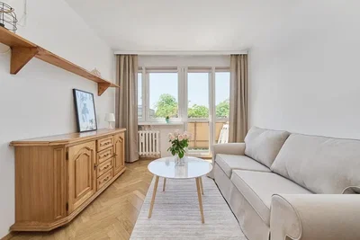 Wohnzimmer; holzboden, tageslicht, moderner stil