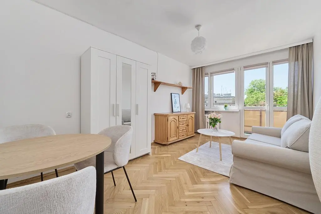 Wohnzimmer; tageslicht, holzboden, moderner stil