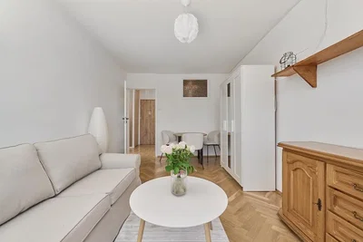 Wohnzimmer; tageslicht, holzboden, moderner stil