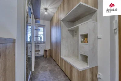 Γκαρνταρόμπα; ξύλινο πάτωμα, ανακαινισμένο, φυσικό φως