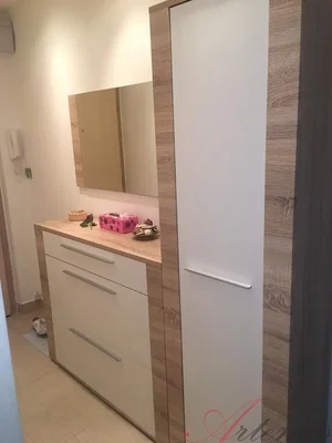 Šatňa; dlažba, drevené trámy