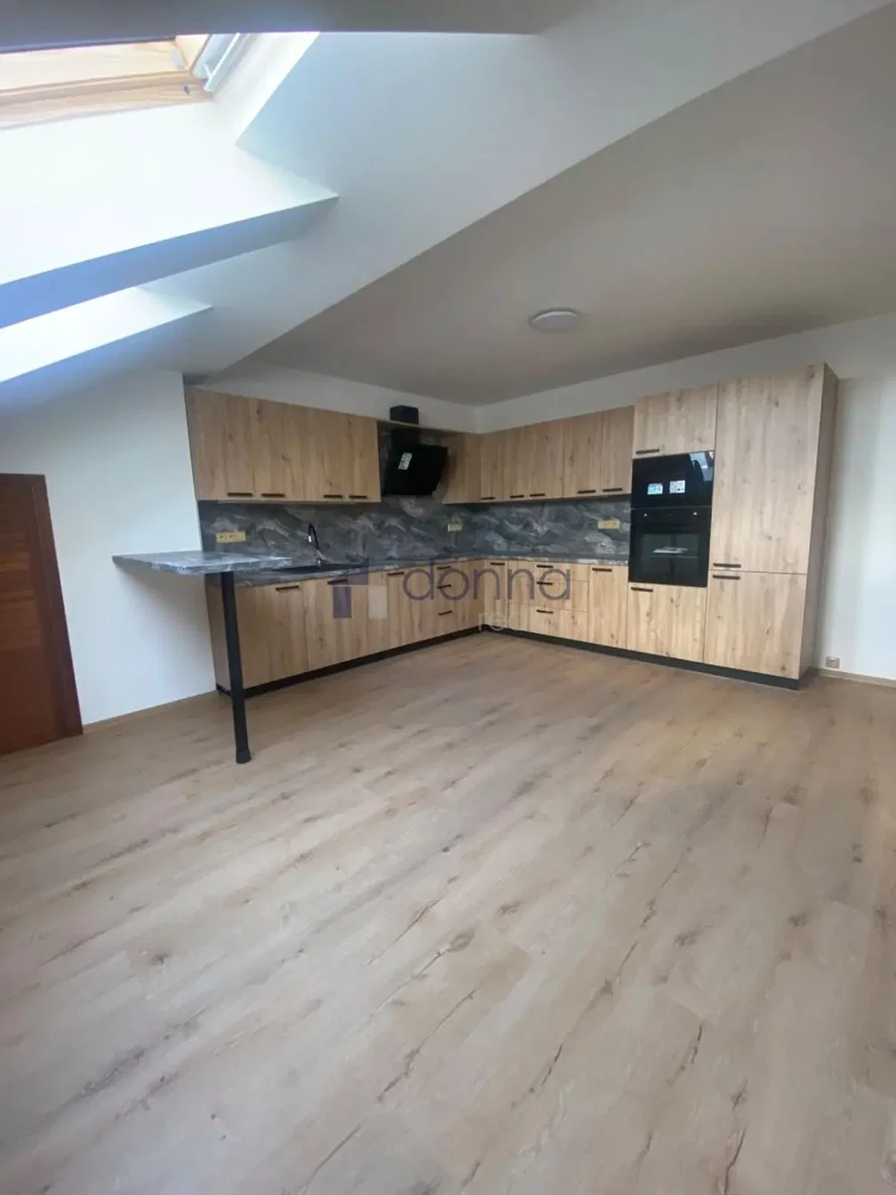 Cocina; suelo de madera, electrodomésticos, luz natural