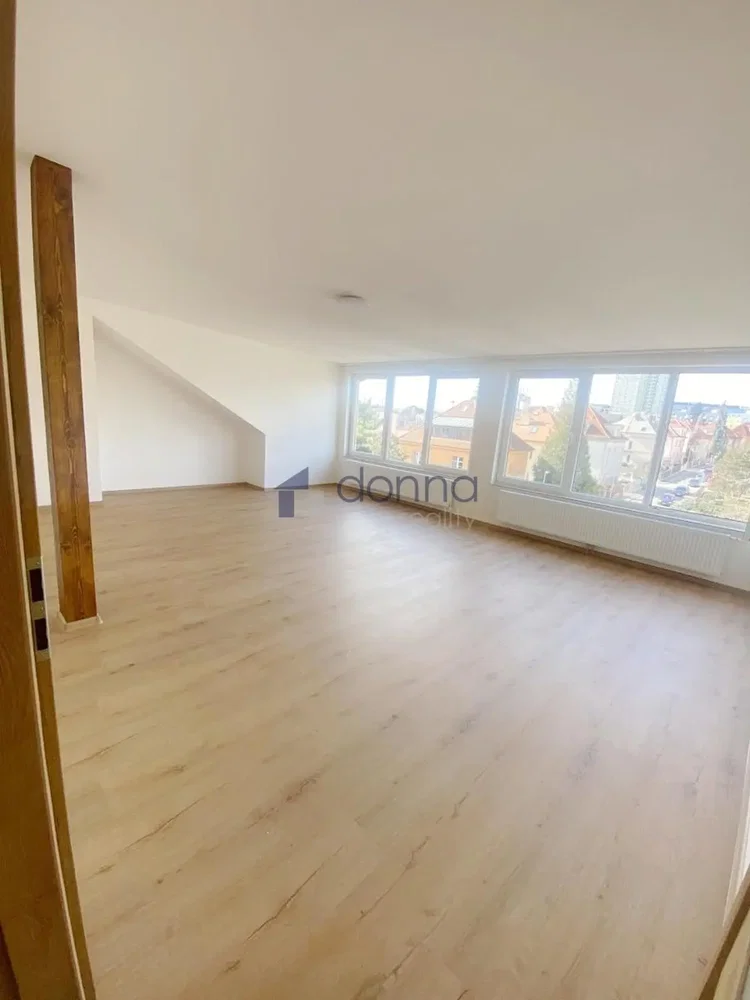 Habitación infantil; suelo de madera, luz natural