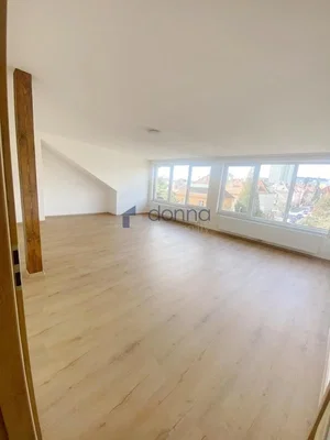 Habitación infantil; suelo de madera, luz natural