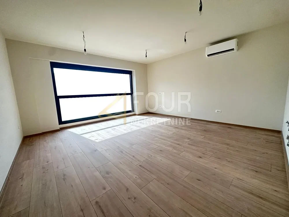 Otro; suelo de madera, luz natural