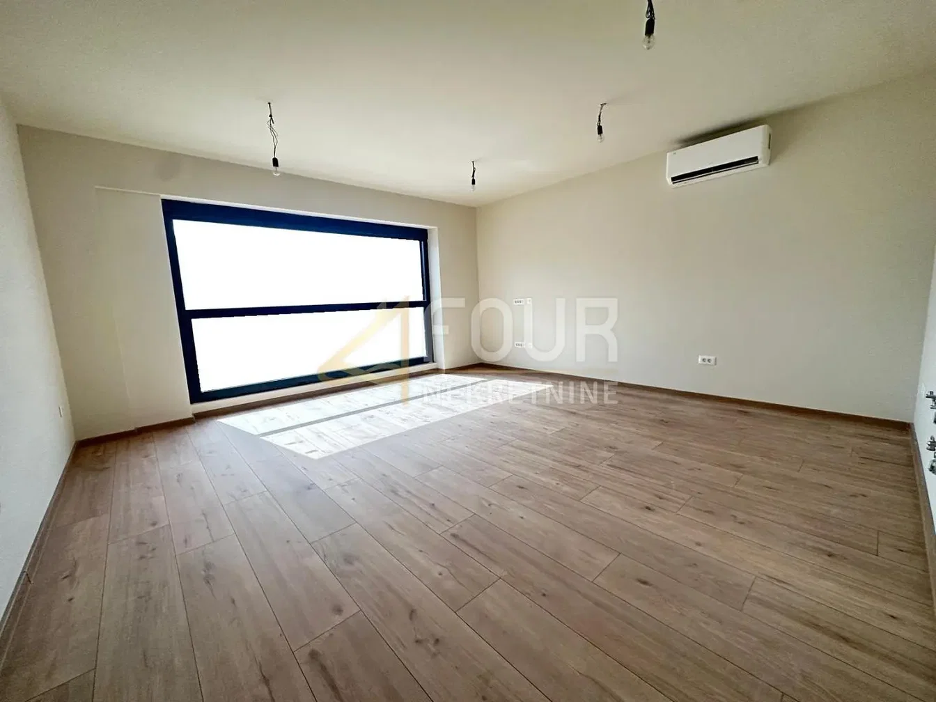 Otro; suelo de madera, luz natural