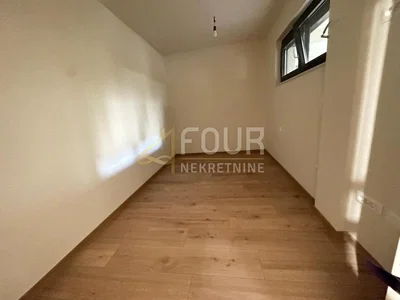 Otro; suelo de madera, luz natural
