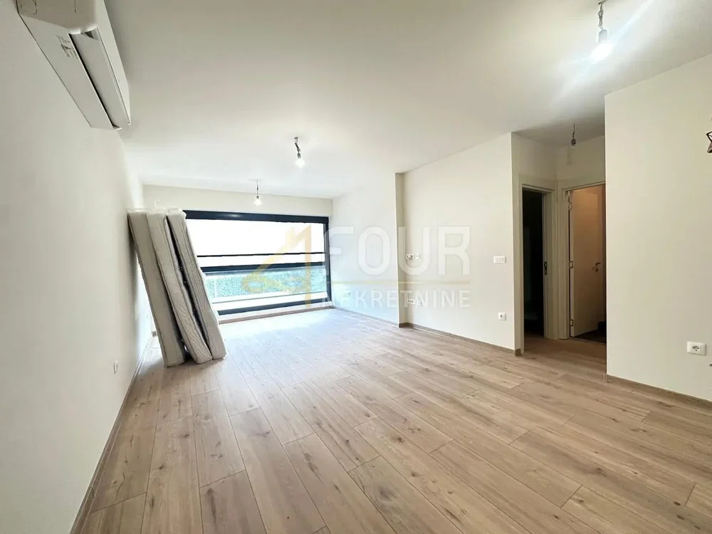 Salón; suelo de madera, luz natural