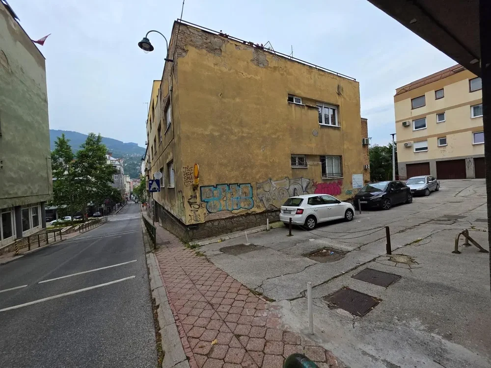 Kuća i okolina; pogled