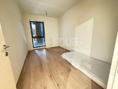 Dormitorio; suelo de madera, luz natural
