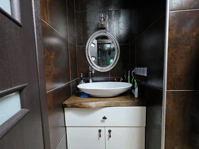 Toalet; pločice, drvene grede, renoviran, prirodno svjetlo