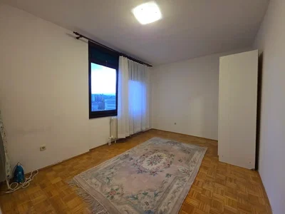 Schlafzimmer; holzboden, tageslicht