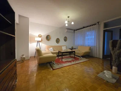 Wohnzimmer; holzboden, tageslicht, moderner stil