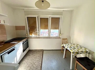 Kuhinja; kuhinjski aparati, pločice, prirodno svjetlo